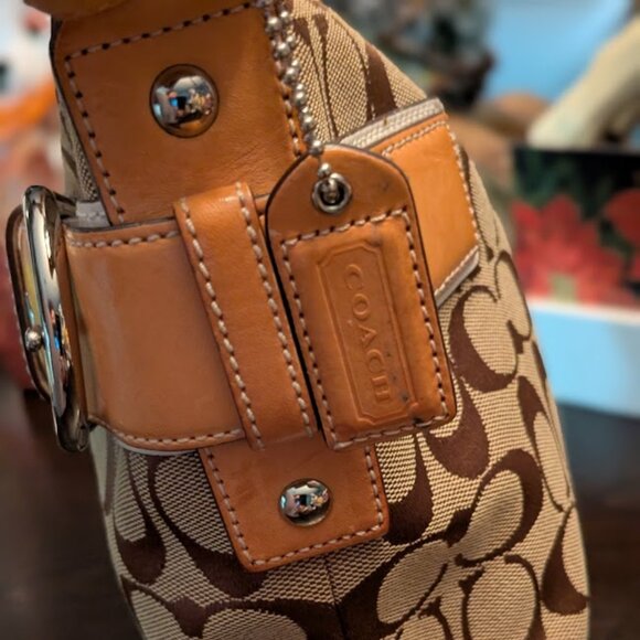 O1 VNTG COACH Signature Buckle Hobo Bag (Like New) - Picture 8 of 12
